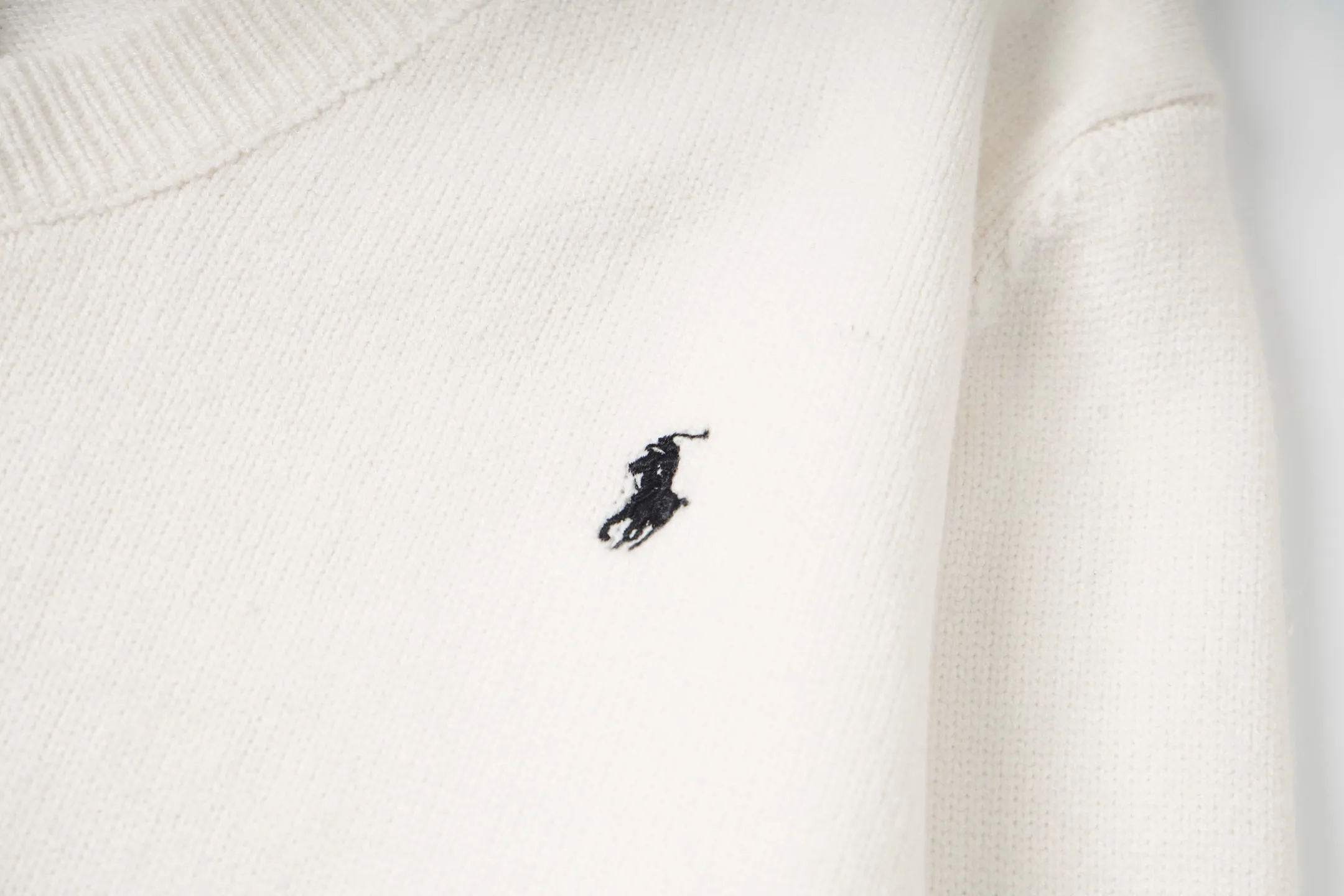 P210 Style number: Y197 Ralph Lauren men's crew neck sweater men's hemp flower original collar sweater. The version is really good-looking. It can be worn alone or as a jacket to be worn inside or outside. The upper body shows personal fashion charm. Four colors are available. The same style for men and women. A must-see item for new summer products. Tag, hanging grain, washed, packaging bag, full set of accessories. Very good appearance. Super exquisite workmanship. Size: S-XL